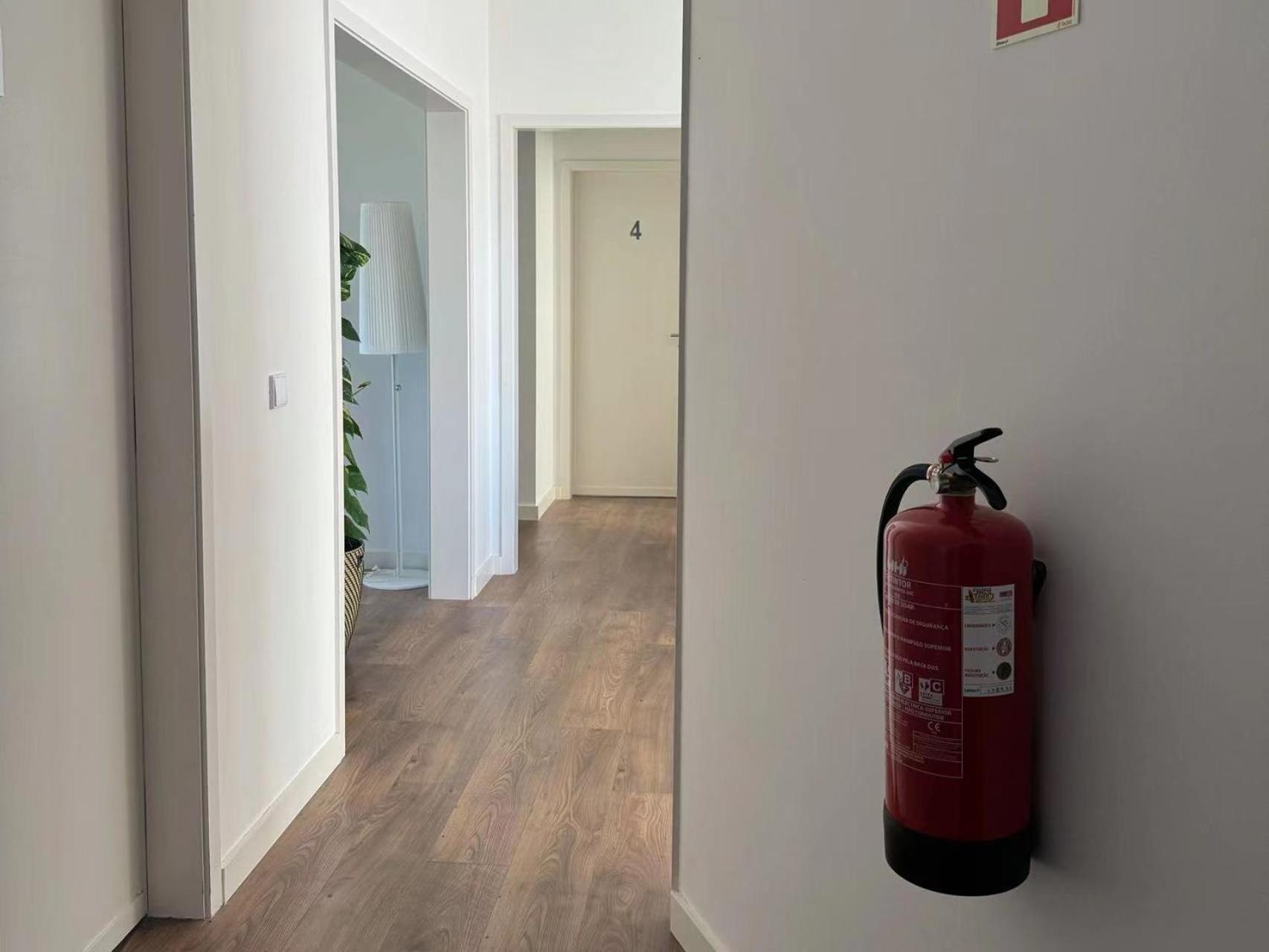 Comfy Room Near Metro & Airport Lissabon Buitenkant foto